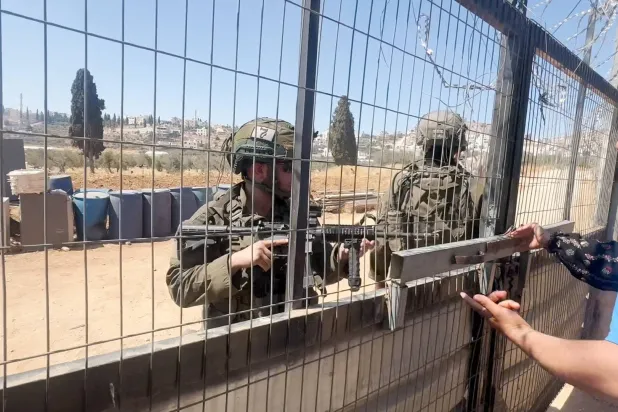 قوات إسرائيلية تقتل فلسطينياً حاول دخول القدس عبر «الجدار الفاصل»