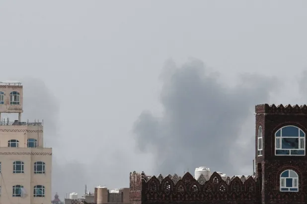القوات المسلحة اليمنية: استهداف مدرج مطار صنعاء لمنع هبوط طائرة إيرانية