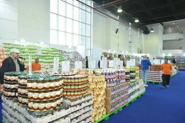 تذبذب الدولار يحبط آمال المصريين في تراجع الغلاء