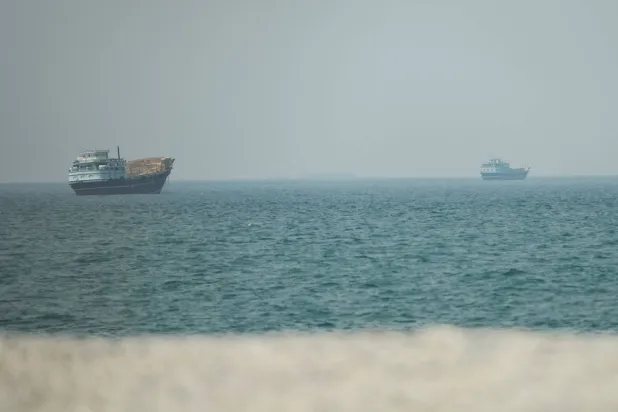 الصين تحض أميركا وإيران على إعادة المرور الآمن عبر «هرمز»