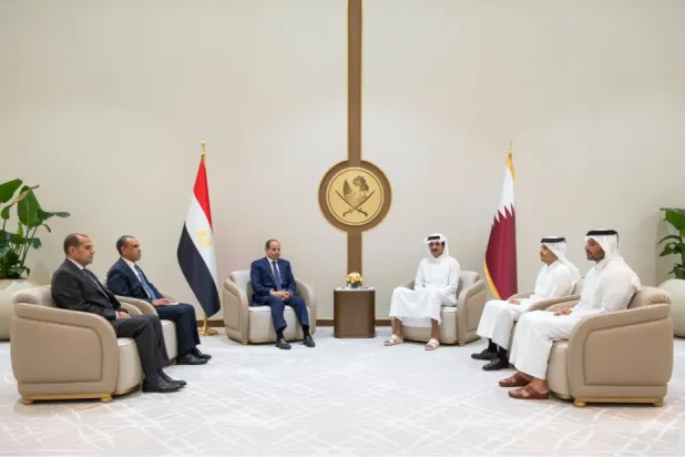 السيسي يعزّي أمير قطر بوفاة الشيخ حمد بن خليفة