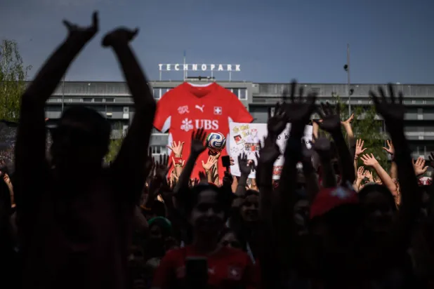 المئات في استقبال المنتخب السويسري بعد «إنجاز المونديال»