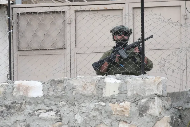 السجن 5 سنوات لجندي إسرائيلي زوّد عميلاً إيرانياً بمقاطع فيديو لاعتراض صواريخ