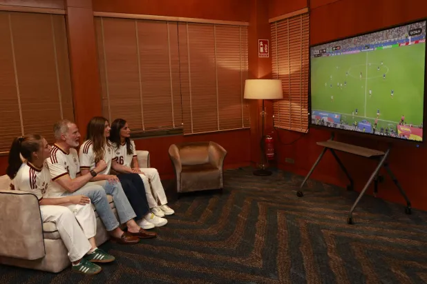 ملك إسبانيا لمنتخب «لاروخا»: البلد بأكمله يقف إلى جانبكم