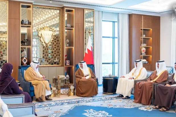 ولي العهد البحريني يبحث مع السفير السعودي تعزيز التعاون والتنسيق بين البلدين