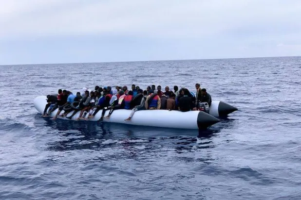 50 قتيلاً ومفقوداً في انقلاب قارب مهاجرين قبالة سواحل ليبيا
