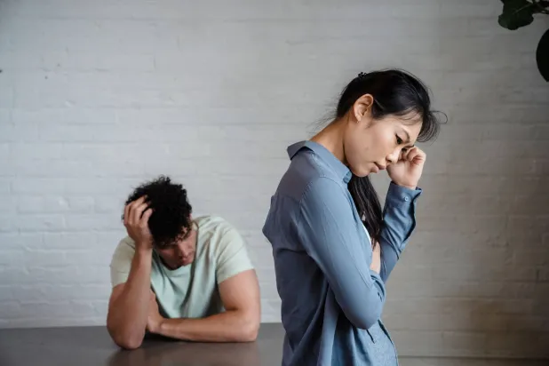معاناة نفسية شديدة للزوج… كيف يؤثر ارتفاع دخل الزوجة على الأسرة؟