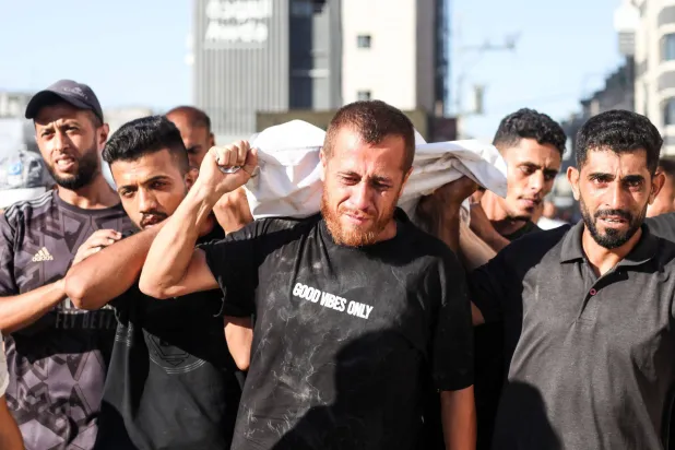 ضربات إسرائيلية تقتل 8 فلسطينيين في غزة خلال جنازة