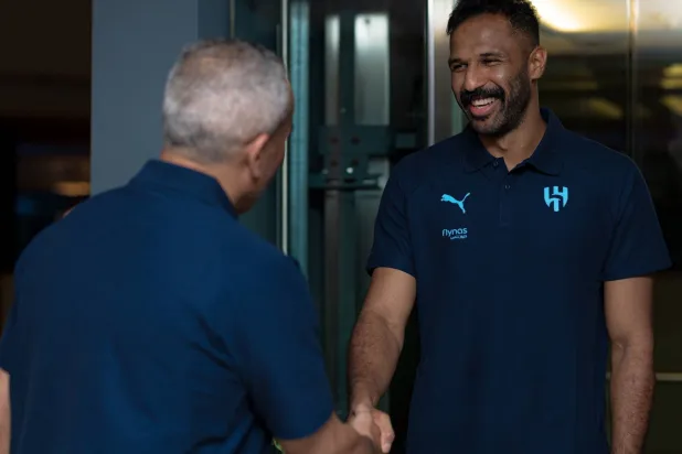 معسكر الهلال: العويس وصل