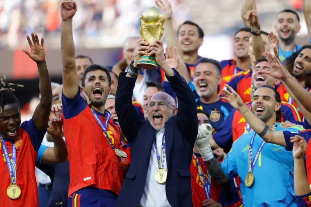 دي لا فوينتي: فقط أريد رفع كأس البطولة… والاحتفال مع عائلتي