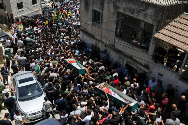 الجيش الإسرائيلي والمستوطنون يقتلون فلسطينييَن في هجوم على بلدة في رام الله