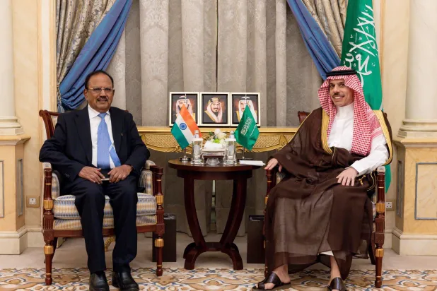 وزير الخارجية السعودي يناقش مع مستشار الأمن الهندي أمن الطاقة والممرات المائية