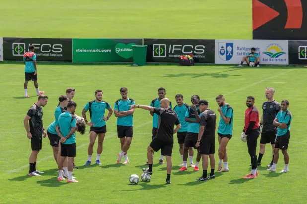 الشباب يدشن ودياته الصيفية بمواجهة بوليتكنيكا الروماني