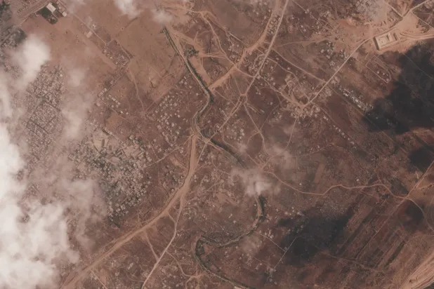 صور بالأقمار الاصطناعية تظهِر بناء إسرائيل جداراً ترابياً يُقسم غزة