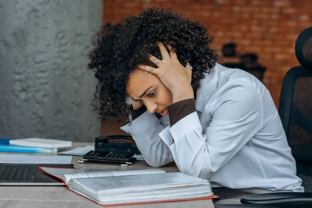 10 أطعمة ومشروبات… ماذا تتجنب إذا كنت تعاني من القلق أو الاكتئاب؟
