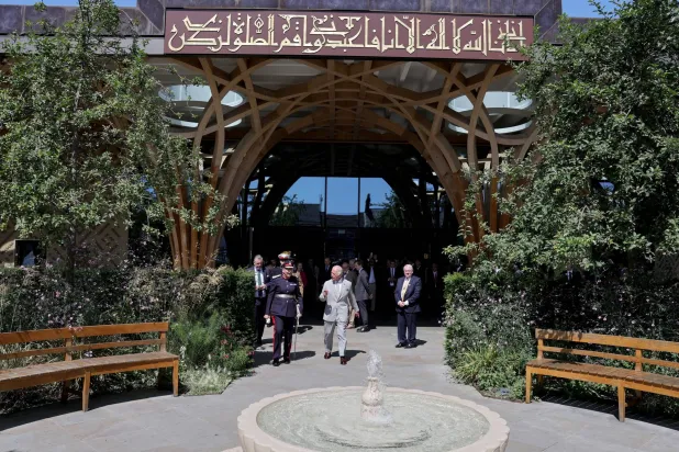 الملك تشارلز يزور أول مسجد صديق للبيئة في أوروبا