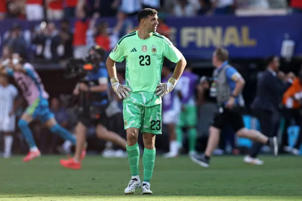 إيميليانو مارتينيز يثير الشكوك حول مستقبله مع الأرجنتين