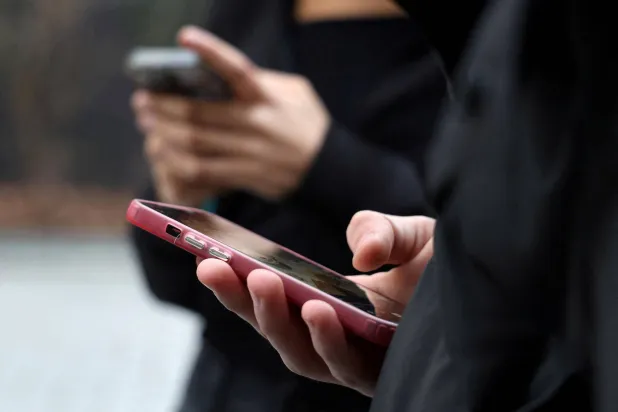 ما الدول التي حظرت مواقع التواصل على الأطفال والمراهقين ؟