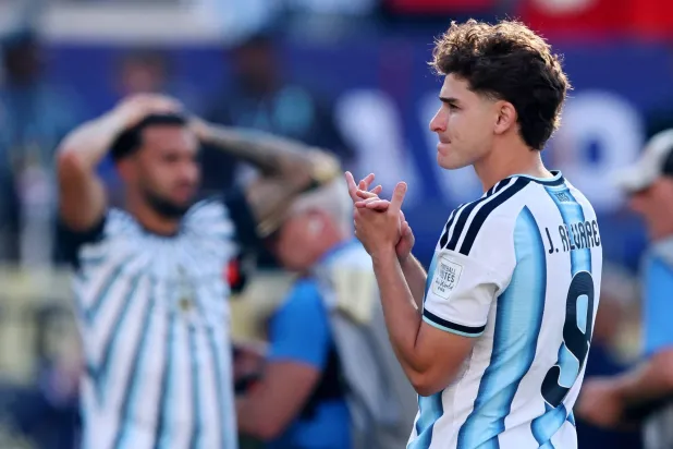 4 نجوم من برشلونة يعارضون صفقة ألفاريز