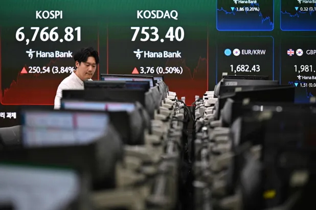 الأسهم الآسيوية تتراجع مع عودة النفط فوق 100 دولار وتصاعد مخاوف التضخم