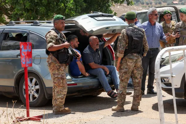 السكان يدخلون أولى البلدات النموذجية بجنوب لبنان بعد الانسحاب الإسرائيلي