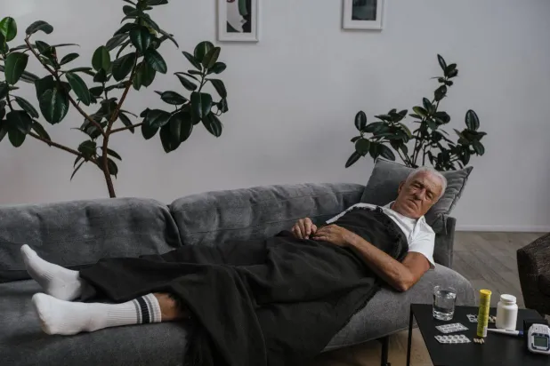 لا تسأل «كيف أساعدك»… كيف تدعم شخصاً يعاني مرضاً مزمناً؟