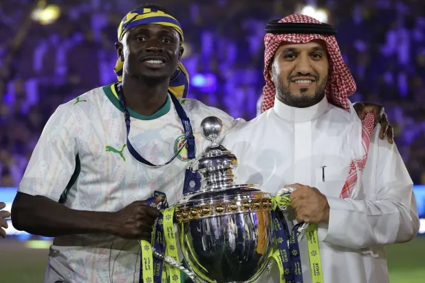 رئيس النصر يغادر منصبه… ويعود إلى «المدرج الأصفر»