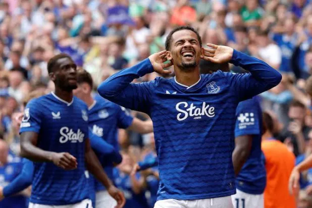 ليفربول والسيتي ينافسان الهلال على الفوز بإليمان ندياي