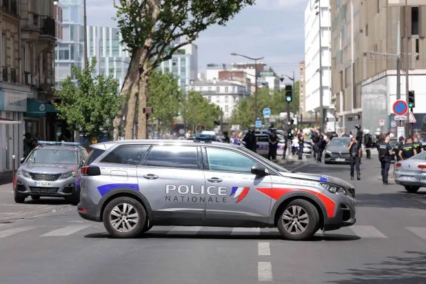 ثلاثة جرحى بحادث طعن في باريس… وتوقيف مشتبه به