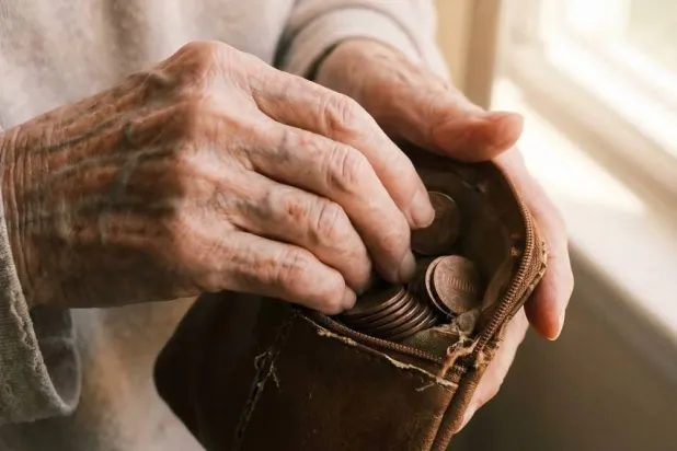 دراسة: الصعوبات المالية قد تُسرّع شيخوخة الدماغ