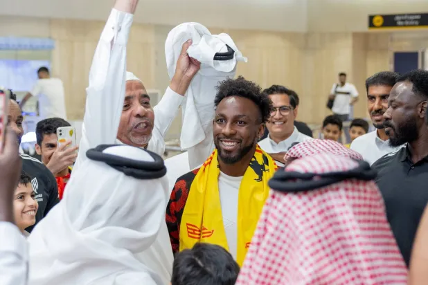 القدساويون يفاجئون كينونيس باستقبال صاخب في مطار الدمام
