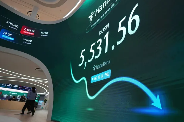 موجة بيع لأسهم الرقائق تهوي بـ«كوسبي» 7 % وتربك الأسواق الآسيوية