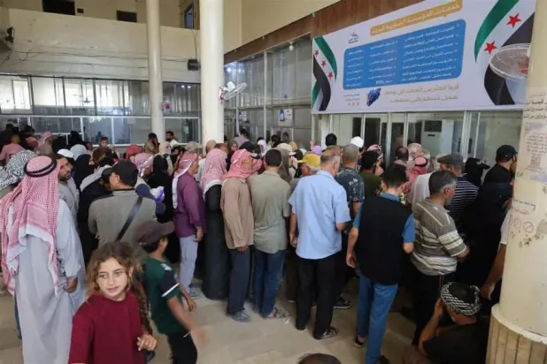 ازدحام شديد في اليوم الأخير لاستبدال الليرة السورية… وتمديد دوام مصرفين