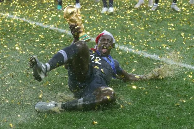 الفرنسي ميندي يبيع نسخته من كأس عالم 2018 في مزاد علني مقابل 62 ألف دولار