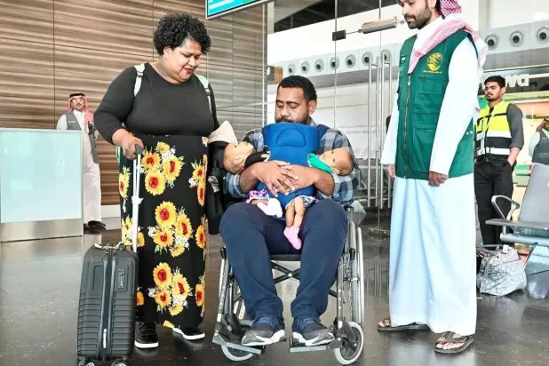 وصول التوأم الملتصق الفيجي «جيسيبيل وديسيسيا» إلى الرياض