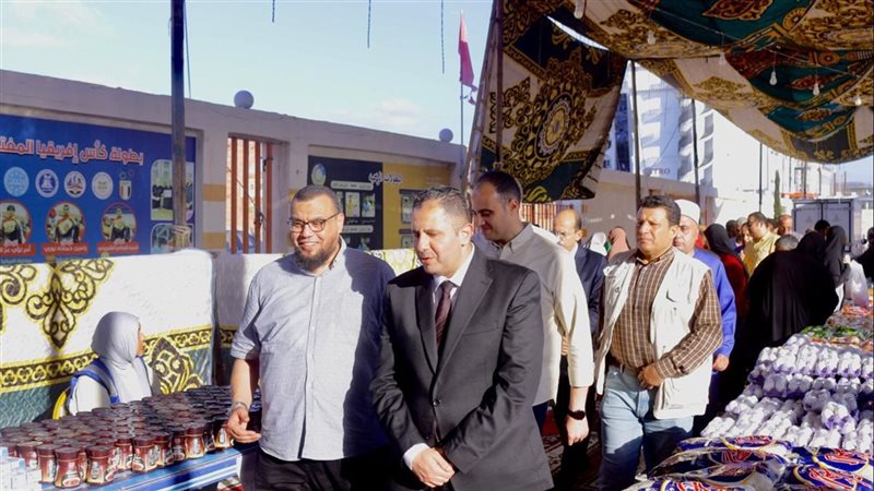 محافظ دمياط يفتتح مهرجان التسوق المجاني للأيتام بمركز التنمية الشبابية (صور)