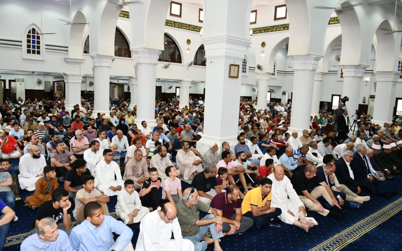حكم قرآن الجمعة في المساجد قبل الأذان.. دار الإفتاء توضخ