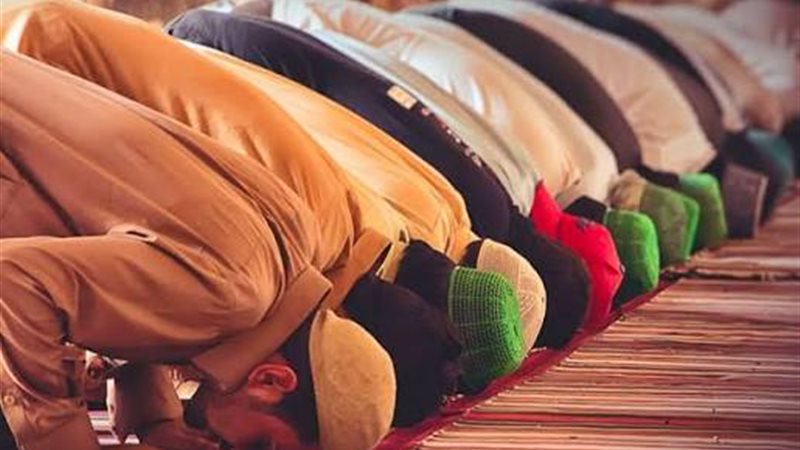 هل يجوز للمأموم المنفرد جذب مصلٍّ آخر لإقامة صف جديد؟ الإفتاء تجيب