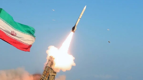 الحرس الثوري الإيراني يحذر بريطانيا حال السماح للقاذفات الأمريكية بالإقلاع من قواعدها