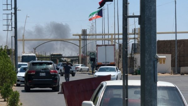 الإطفاء الكويتية: السيطرة على حريق منفذ العبدلي بعد تعرضه لهجوم دون إصابات