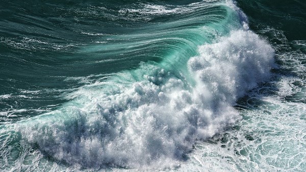 الأرصاد تحذر المصطافين: أمواج البحر المتوسط تصل لـ 3 أمتار حتى الجمعة