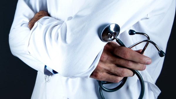 الأطباء: أي طالب متواجد حاليا في أي كلية طب ليس لها مستشفى جامعي سيقيد تلقائيا في النقابة
