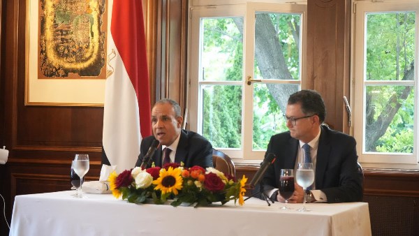 وزير الخارجية يلتقي بأعضاء الجالية المصرية في فيينا