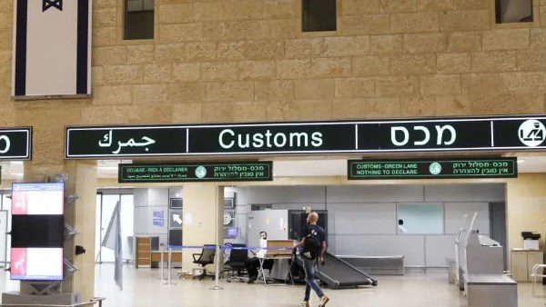 قطرتان تكفيان.. ضبط مادة خطيرة داخل أمتعة مسافر في مطار بن جوريون