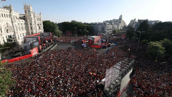 الجماهير الإسبانية تحتفي بمنتخب بلادها في العاصمة مدريد