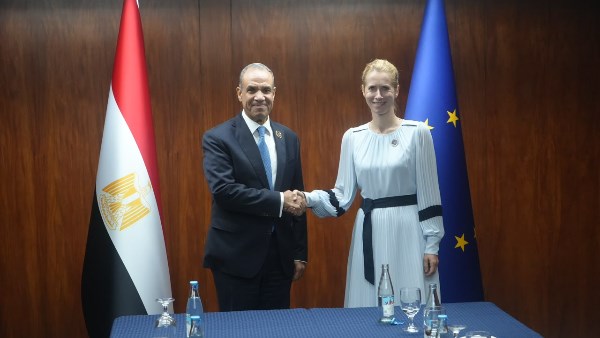 وزير الخارجية يؤكد للممثلة العليا للاتحاد الأوروبي أهمية دعم مصر في ملف اللاجئين والهجرة النظامية