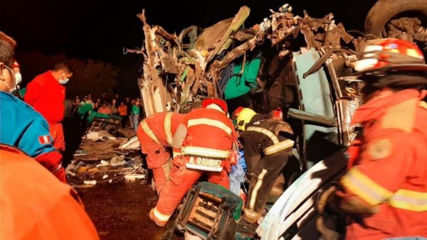 21 وفاة وإصابة في تصادم مروع بين حافلتين جنوب بيرو