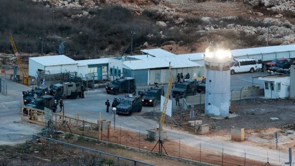 إسرائيل توافق على الإفراج عن 60 معتقلا فلسطينيا من عوفر وسدي تيمان إلى غزة