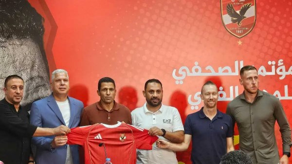 عنصر جديد.. وصول مساعد عموتة المغربي فى جهاز الأهلي