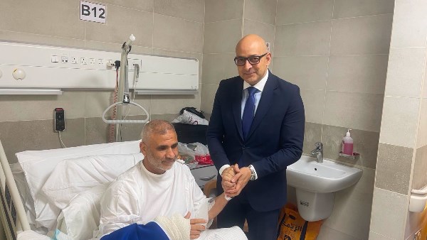 قنصل مصر بالكويت يزور المواطن المصاب في الاعتداء الإيراني على منصة نفطية بحرية